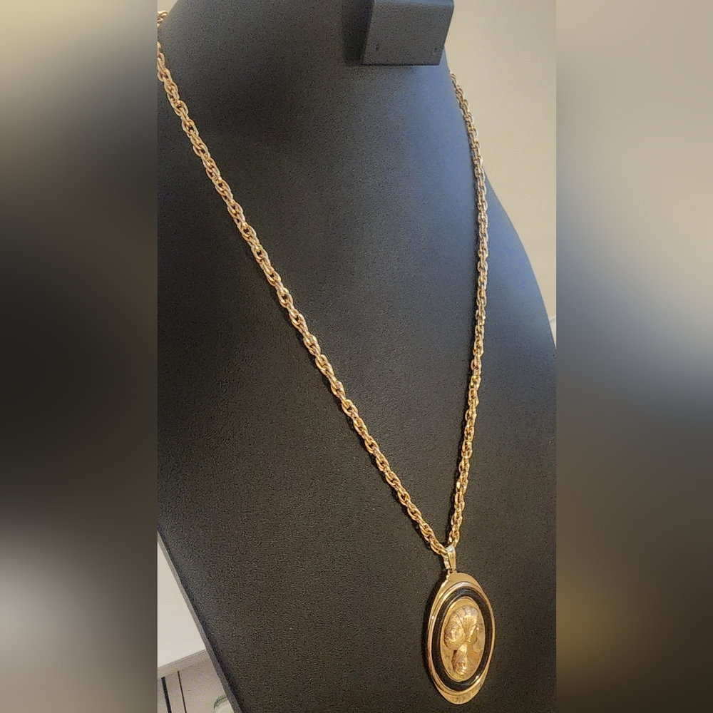 Vintage Cameo Gold‎ Tone Pendant Necklace - Picture 5 of 8